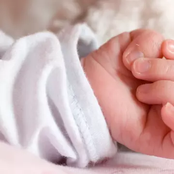 Avertismentul unei mame, după ce bebelușul ei a murit sufocat de o pătură