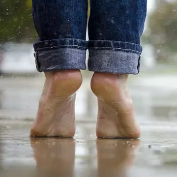 Ai grijă pe unde mergi desculță! Poți face negi plantari