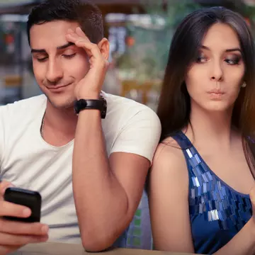 Încerca să agațe o femeie măritată. Răspunsul ei l-a lăsat mut