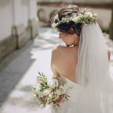 A ales să îi aducă un omagiu bunicii sale pe care nu a cunoscut-o. I-a purtat rochia de mireasă