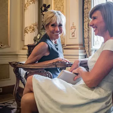 Brigitte Macron și Carmen Iohannis s-au plimbat împreună prin Muzeul Satului