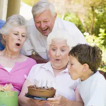 De ce nu ar trebui să sufli în lumânările de pe tort