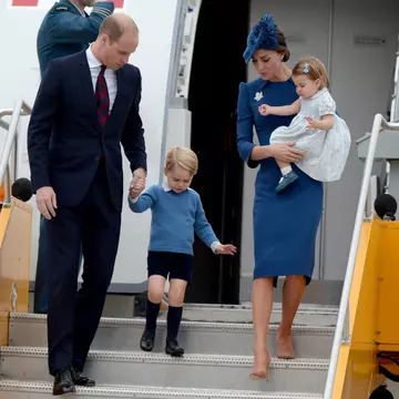 Modul în care Prințul William încalcă protocolul regal, de fiecare dată când călătorește alături de fiul lui