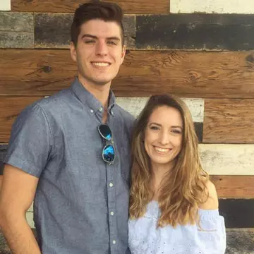 Femeia care s-a născut fără vagin strânge bani pentru a putea face sex cu prietenul ei