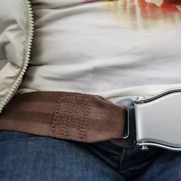 Nu a putut să-și închidă centura de siguranță în avion și asta i-a schimbat viața