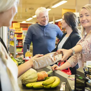 Un bărbat însurat a fost captivat de o femeie frumoasă din supermarket. Cine era femeia