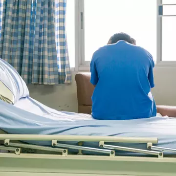 Gestul emoționant pe care un bătrân orb îl făcea zilnic pentru colegul lui de salon