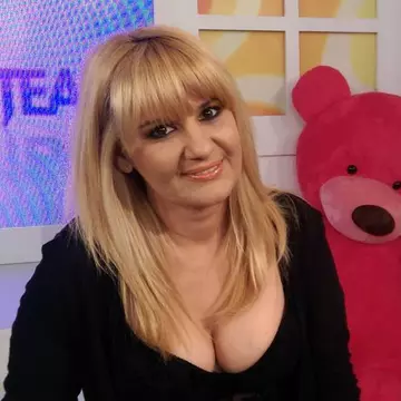 Ce chipeș este fiul cel mic al Nicolei. Jonathan este solist, compozitor și actor