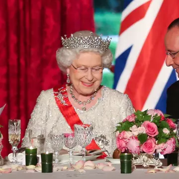 Ce regulă trebuie să respecte membrii familiei regale atunci când iau masa cu Regina Elisabeta