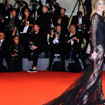 Alexandra Dinu, superbă pe covorul roșu la Festivalul de Film de la Veneția