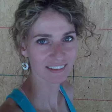 O femeie și-a construit singură casa, cu ajutorul tutorialelor de pe YouTube