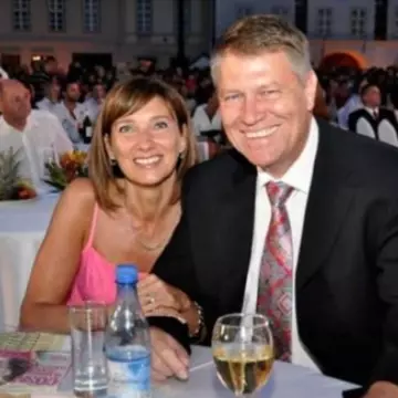 Cum arăta Carmen Iohannis în tinerețe. Detalii neștiute din trecutul soților Iohannis