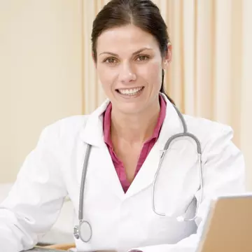 De ce poartă medicii halate albe