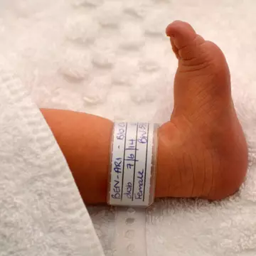 Au copilărit în același oraș, dar au aflat abia după 26 de ani că au fost schimbate la naștere