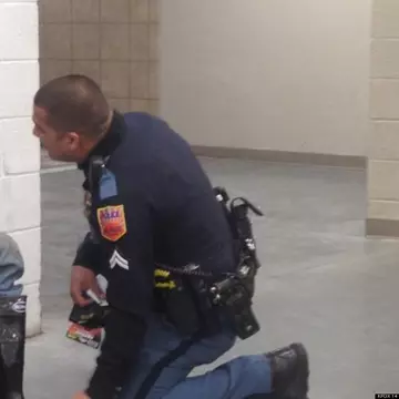 Un om al străzii refuza să plece din magazin, așa că angajații au chemat poliția. Ce s-a întâmplat apoi