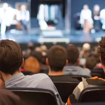 Codul bunelor maniere în sala de teatru. De ce nu se aplaudă în timpul spectacolului