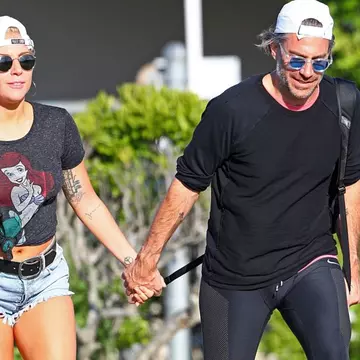 Lady Gaga, în ipostaze fierbinţi la plajă, alături de iubitul său