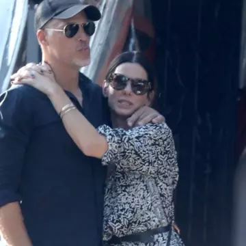 Sandra Bullock şi Bryan Randall, intimităţi în plină stradă