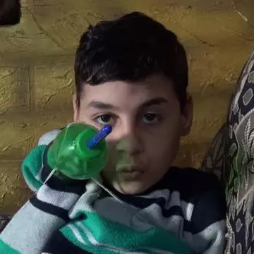 S-a născut fără mâini și picioare, dar și-a depășit condiția cu ajutorul unei sticle de plastic