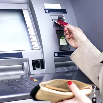 Scotea bani de la un bancomat, când a descoperit un mesaj vechi din Primul Război Mondial pe o bancnotă