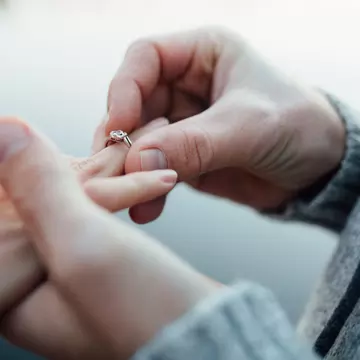 Povestea bărbatului care a făcut două cereri în căsătorie în aceeași zi