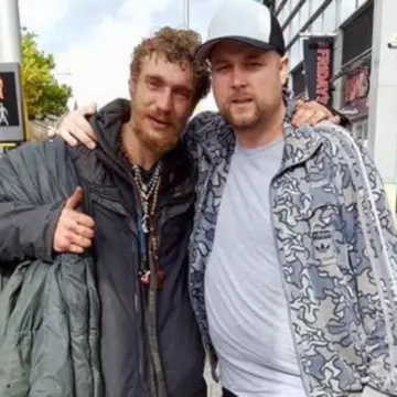Lua masa la un restaurant când a observat afară un cerșetor. Ce a urmat a ajuns viral