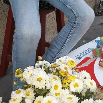 Un copil de 10 ani își vinde jucăriile pe o stradă din Mioveni