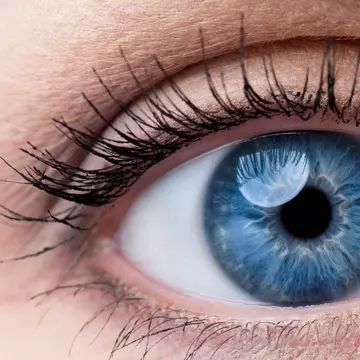 Ce s-a întâmplat cu o tânără după ce și-a tatuat globul ocular