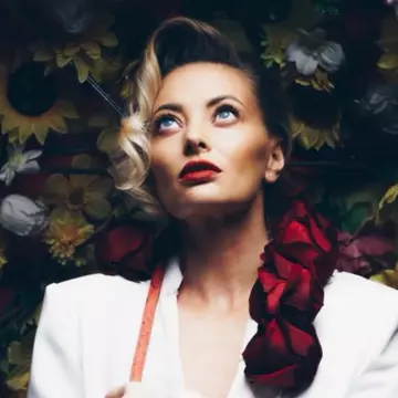 Incredibil! Cine este și cum arată tatăl Deliei. Ce părere are artista despre credință