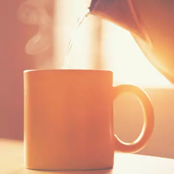 5 motive pentru care ar trebui să bei apă caldă