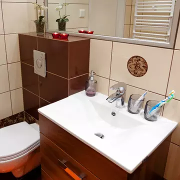 4 trucuri eficiente care vor salva spațiu într-o baie mică