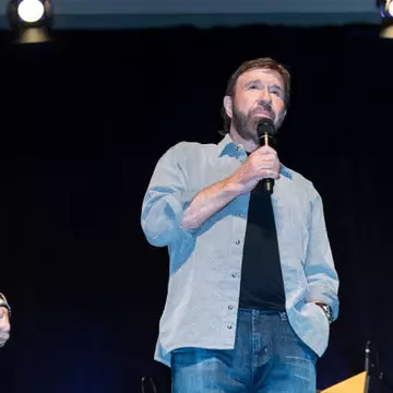 Chuck Norris sustine ca sotia sa a fost “otravita” de medici. Suma uriasa pe care o cere