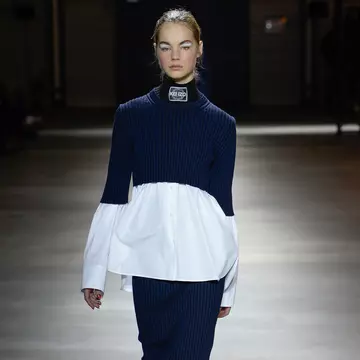 Cum porti camasa alba (with a twist)