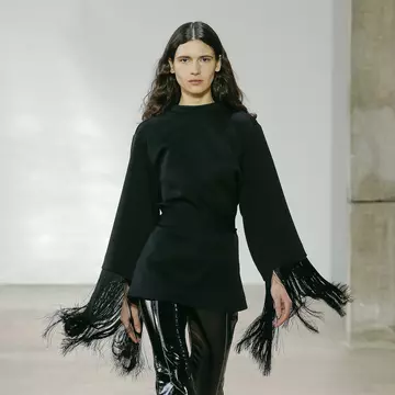 Cum porti pantalonii din piele lacuita