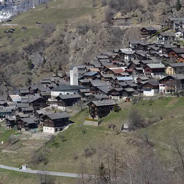 Un sat din Elveţia oferă 70.000 de franci familiilor care vor să se mute
