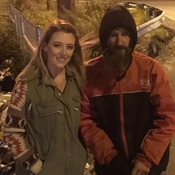 Un om al străzii a ajutat o femeie care rămăsese fără benzină. Ce s-a întâmplat peste o lună