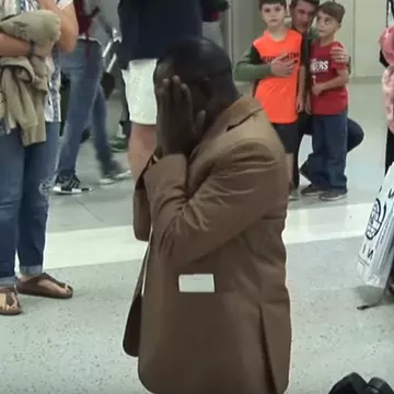 Un bărbat de culoare s-a prăbușit în aeroport. Când și-au dat seama ce face mulți au început să plângă
