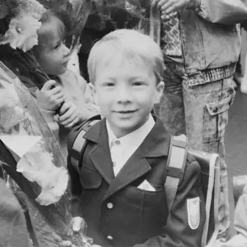 A văzut un băiețel într-o fotografie veche și a început să îl caute în toată lumea dintr-un motiv înduioșător