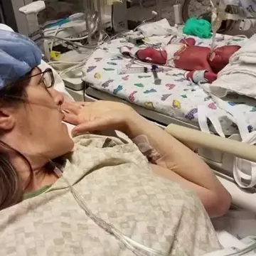 Emoţionant! Cum au salvat mai mulţi poliţişti un bebeluş prematur
