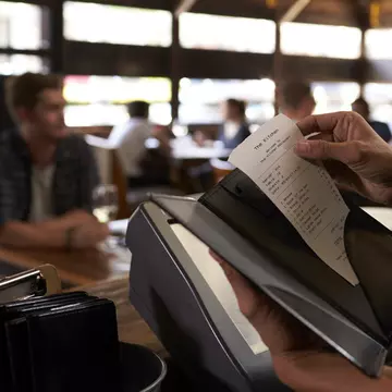 Surpriza neașteptată  de care au avut parte doi pompieri când au cerut nota de plată într-un restaurant