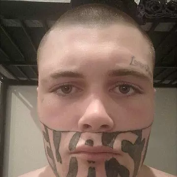 Tânărul dezamăgit că din cauza tatuajului nu-și găsește de muncă a fost angajat. Ce post ocupă acum