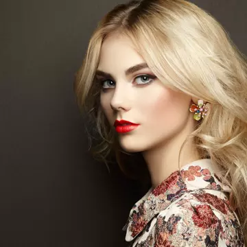 Cum să ai un păr strălucitor în 5 pași simpli