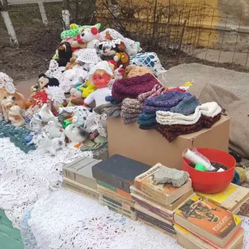 Imagine virală: o bătrână din Năvodari croșetează în fața blocului, la -2 grade