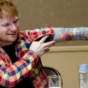 Ed Sheeran s-a logodit cu iubita sa din copilărie