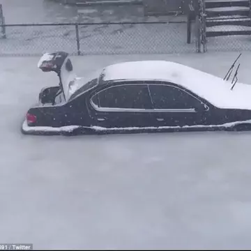 America îngheață de frig. Imagini ca în filme cu mașini prinse într-o mare de gheață