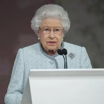 Regina Elisabeta, pentru prima dată la "London Fashion Week"