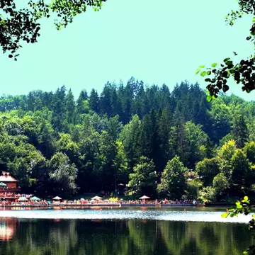 Acest lac din România este unic în lume. Ce proprietăți are apa lui