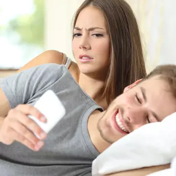 Ce este micro-înșelatul și cum se manifestă infidelitatea online