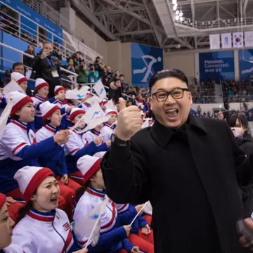 Reacția majoretelor nord-coreene când se trezesc cu sosia lui Kim Jong-un lângă ele. VIDEO