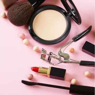 La ce produse de machiaj să renunţi în 2018? Recomandarea beauty editorului
